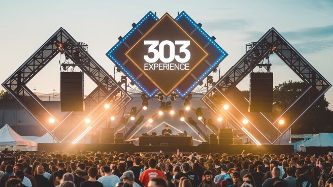 a-photo-of-a-music-festival-with-a-large_dvbUJEWEQE-NnukRGMa1ZA_6_NDX844TR6dh_uHrcRQmA