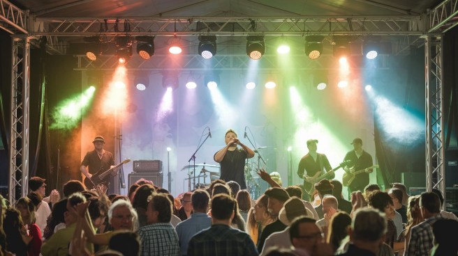 a-photo-of-a-vibrant-live-music-event-th_DyAs4IOVR9uExT31YtxthA_XIjMKmtBQUiXDnmt88lTYg